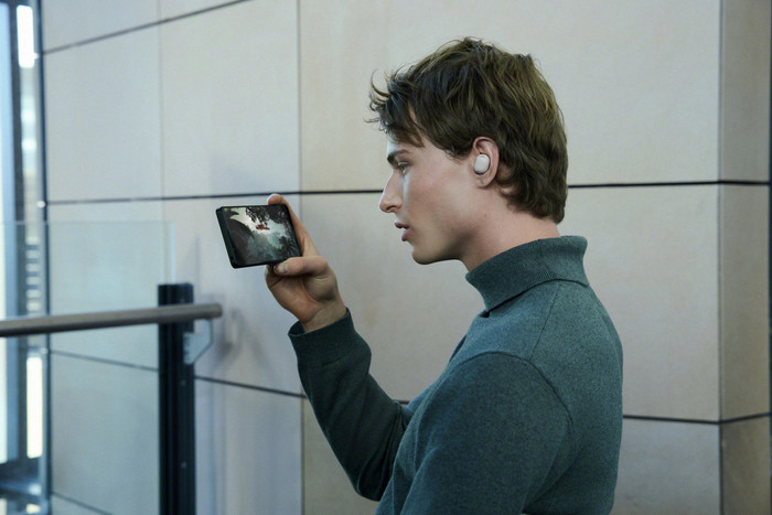 Sony WF-1000XM6 Zilver product in gebruik