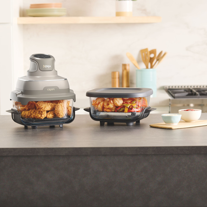 Ninja CRISPi 4-in-1 Glazen Airfryer Creme product in gebruik