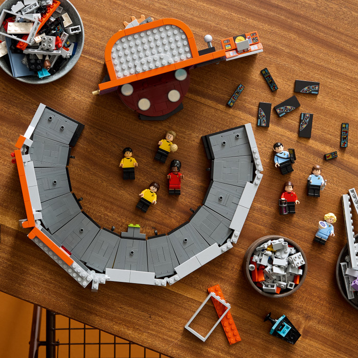 LEGO Icons Star Trek: U.S.S. Enterprise NCC-1701 Brug 11385 product in gebruik