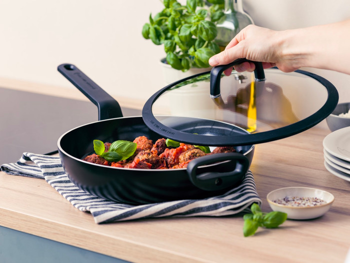 BK Infinity Hapjespan 28 cm + deksel product in gebruik