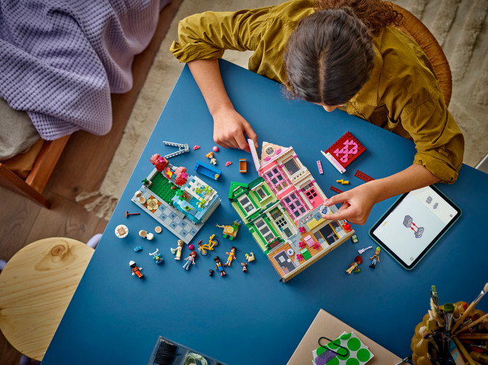 LEGO Friends Heartlake City Appartementen en Winkels 42670 product in gebruik