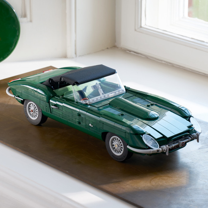 LEGO Icons Jaguar E-Type 11381 product in gebruik