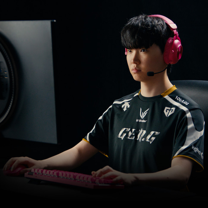 Logitech G PRO X SUPERLIGHT 2 DEX LIGHTSPEED Wireless Gaming Mouse Magenta product in use