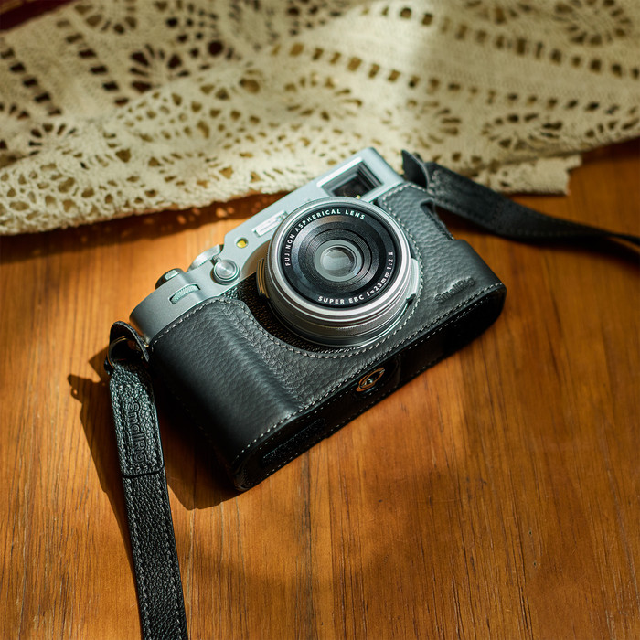SmallRig 5622 Camera Leather Case Kit voor Fujifilm X100VI Zwart product in gebruik