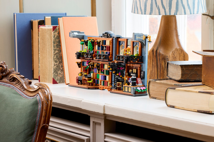 LEGO Icons Boekensteun: Boekhandel 11379 product in gebruik