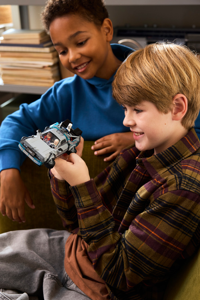 LEGO Speed Champions Tijdmachine uit Back to the Future 77256 product in gebruik