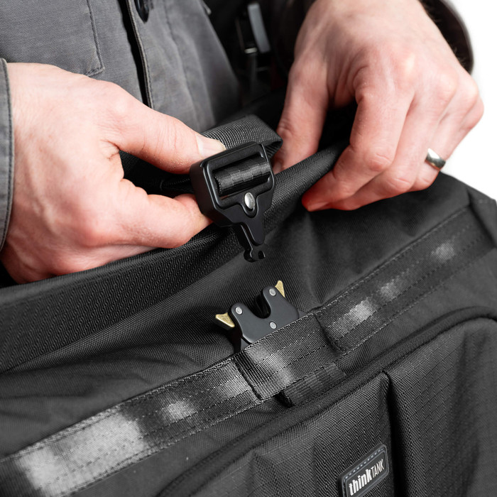 Think Tank FocusPoint Crossbody 13L Zwart detail