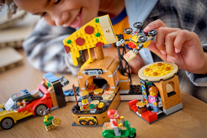 LEGO City Pizzacentrale met voertuigen 60496 product in gebruik