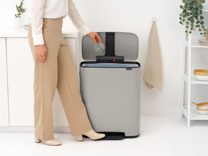 Brabantia Bo Pedal Bin 60 Liter Soft Grey product in gebruik