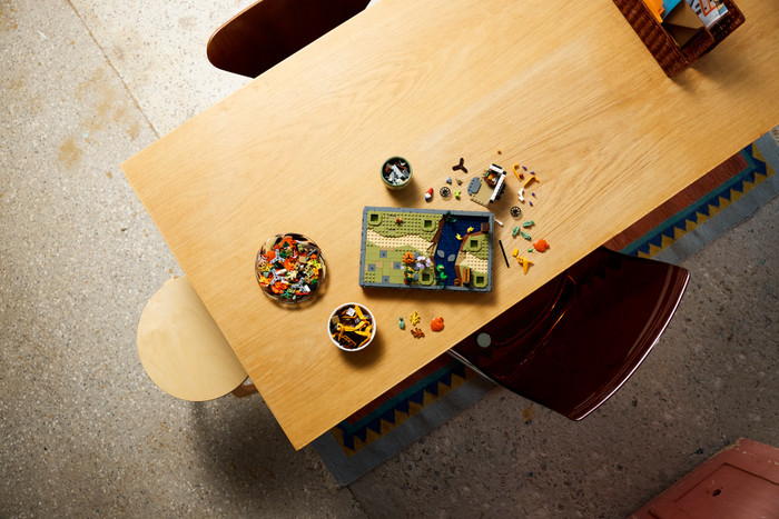 LEGO Icons Autumn Cottage Garden 11372 product in use