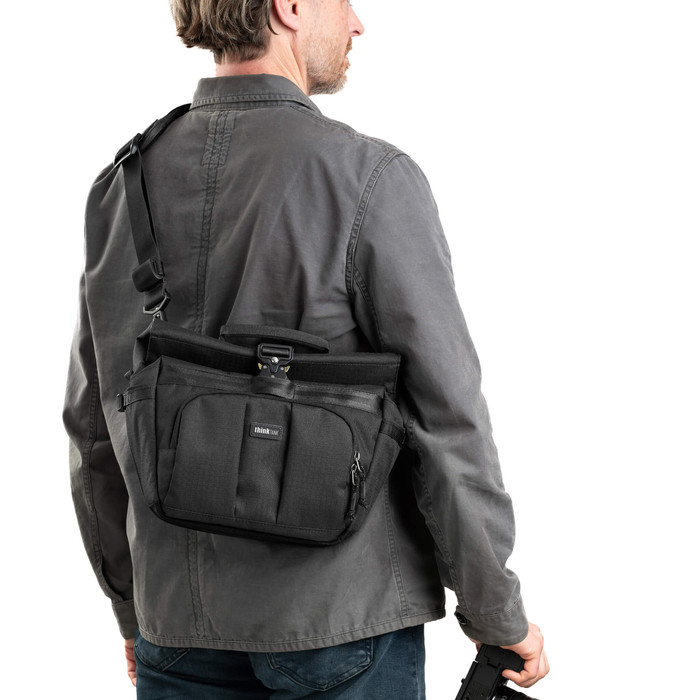 Think Tank FocusPoint Crossbody 8L Zwart product in gebruik