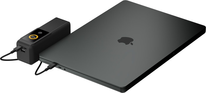 Xtorm NextGen 140W Powerbank 27.000mAh Zwart product in gebruik