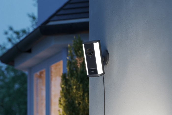 Ring Spotlight Camera Pro 2e Generatie Stekker Zwart product in gebruik