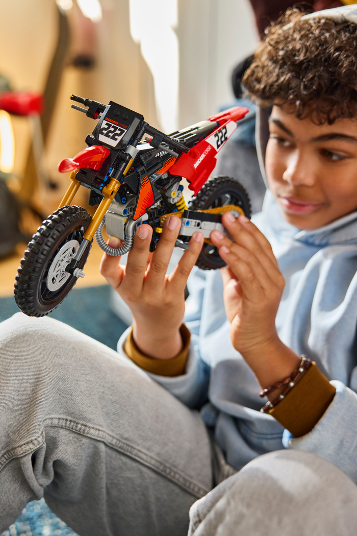 LEGO Technic Ducati Desmo450 MX Factory Motorcycle 42238 product in gebruik