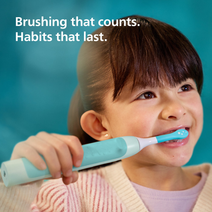 Philips Sonicare For Kids 3+ HX6500/33 Blauw product in gebruik