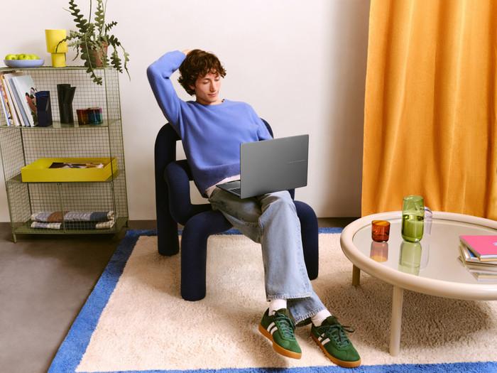 ASUS Vivobook S16 OLED Copilot+ PC S3607AA-SH016W product in gebruik