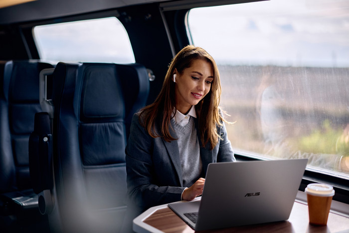 ASUS ExpertBook P5 G2 16'' OLED Copilot+PC 5606CGA-PL0034X QWERTY product in gebruik