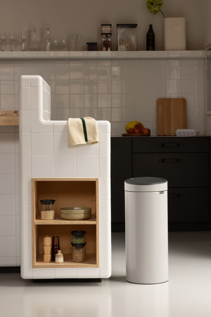 Brabantia Touch Bin 30 Liter Soft Grey product in gebruik