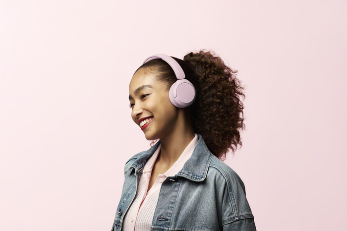Sony WH-CH535 Roze product in gebruik