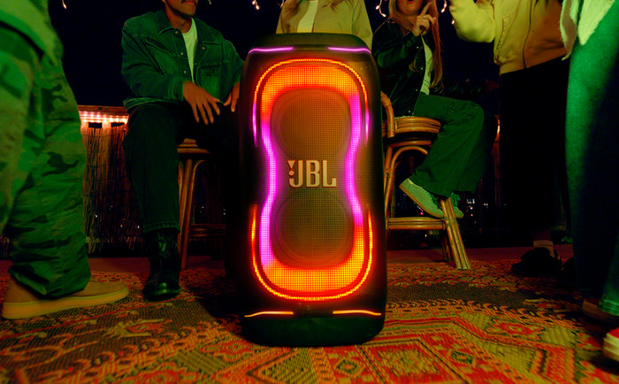 JBL Partybox 330 Wit product in gebruik