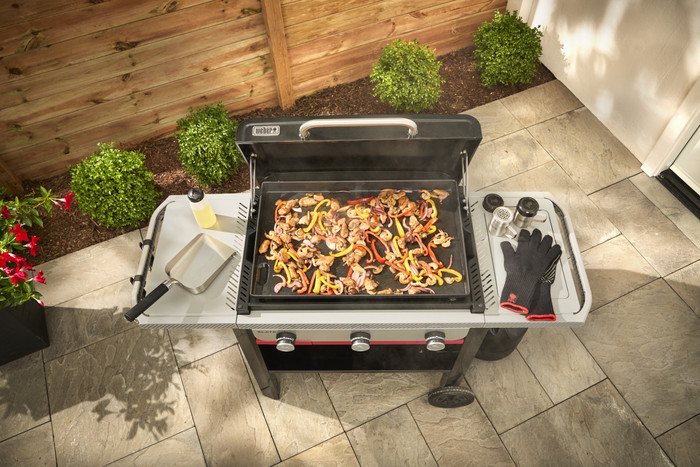 Weber Slate GPD 71cm Premium Plancha product in use