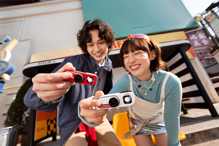 Insta360 GO 3S Retro Bundle Rood 128GB product in gebruik