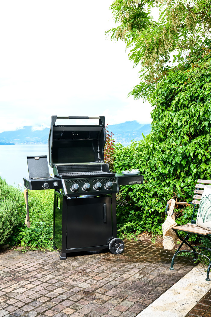 Napoleon Freestyle 425 SB Zwart product in gebruik