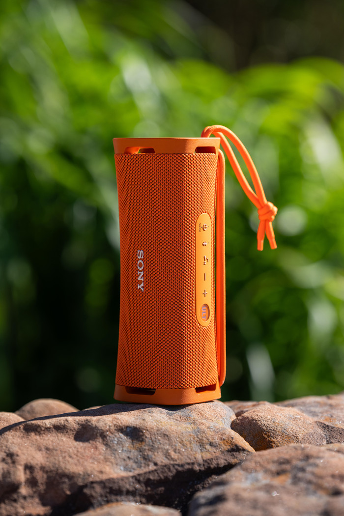 Sony ULT Field 1 Oranje Duo Pack product in gebruik