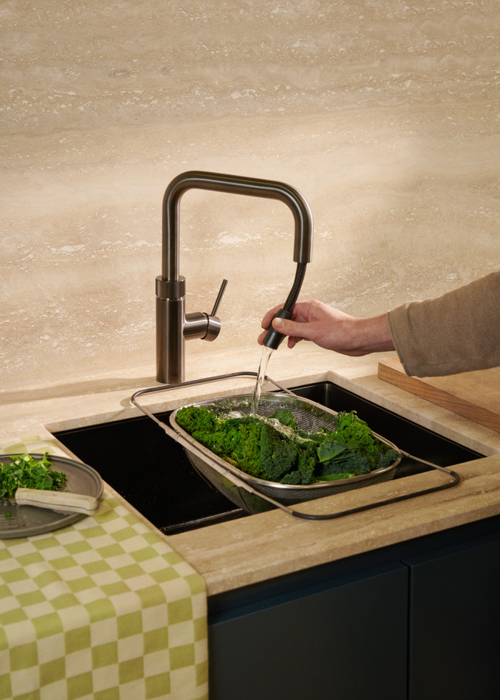 Quooker COMBI+ & Quooker Flex Square Gunmetal product in gebruik