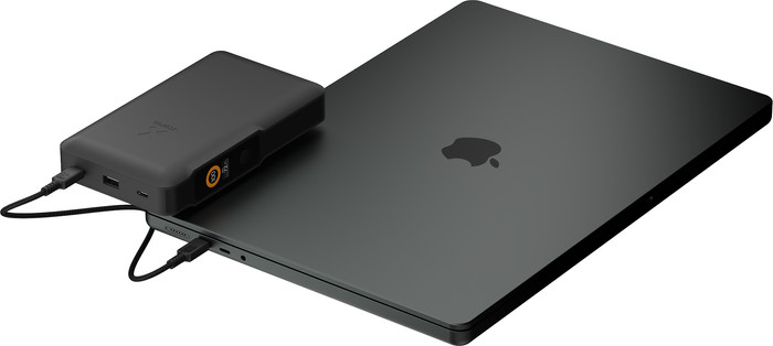 Xtorm NextGen 70W Powerbank 45.000mAh Zwart product in gebruik