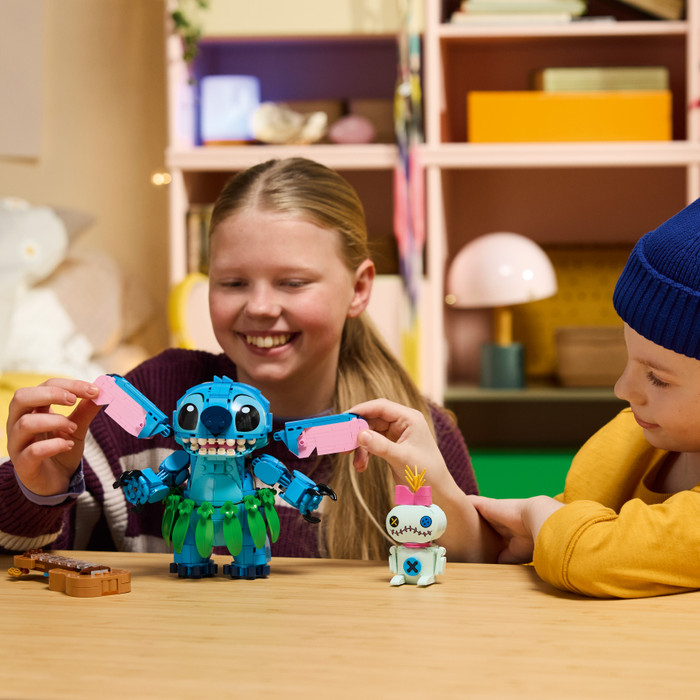 LEGO Disney Stitch en Scrump 43296 product in gebruik