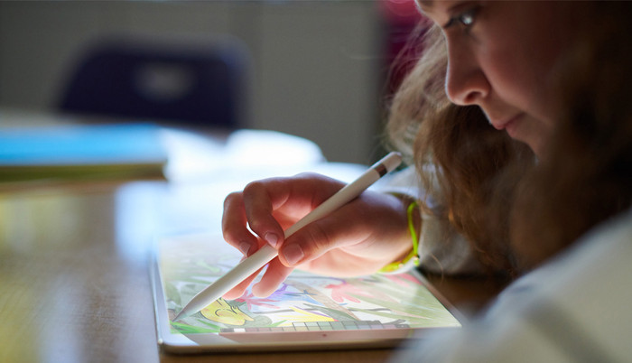 Apple iPad (2022) 10.9 inch 64GB Wifi Zilver + Apple Pencil 1 (2022) product in gebruik