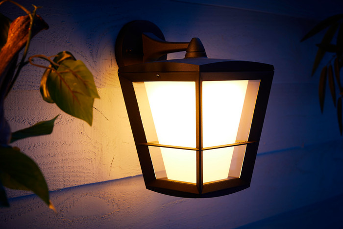 Philips Hue Econic muurlamp White and Color Zwart hangend product in gebruik