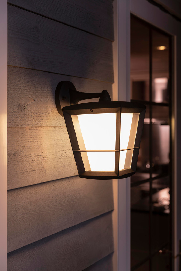 Philips Hue Econic muurlamp White and Color Zwart hangend product in gebruik
