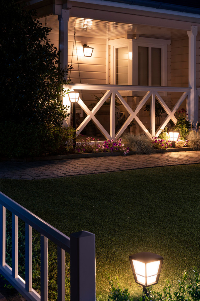 Philips Hue Econic muurlamp White and Color Zwart hangend product in gebruik