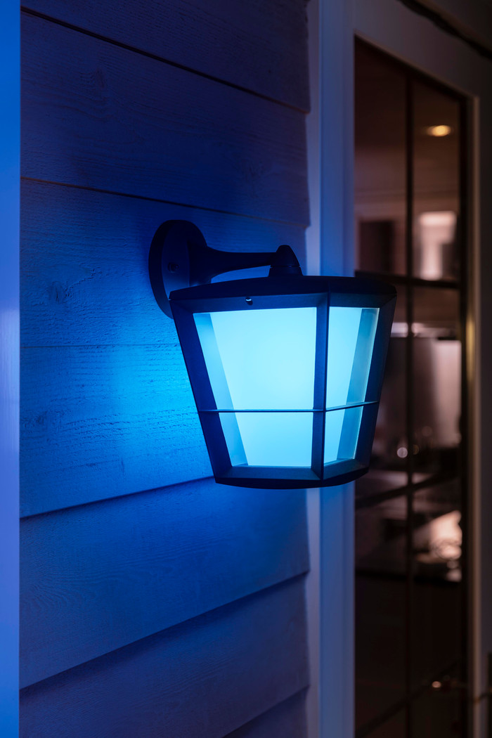Philips Hue Econic muurlamp White and Color Zwart hangend product in gebruik