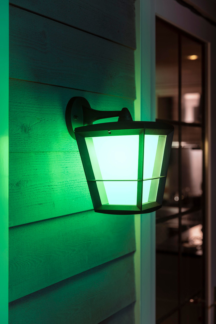 Philips Hue Econic muurlamp White and Color Zwart hangend product in gebruik