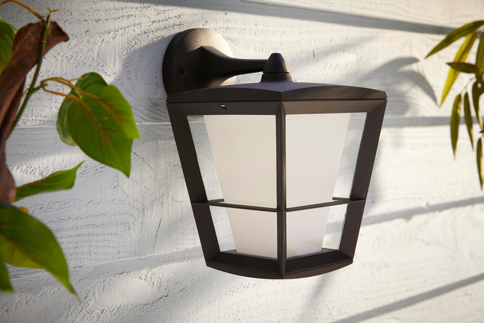 Philips Hue Econic muurlamp White and Color Zwart hangend product in gebruik