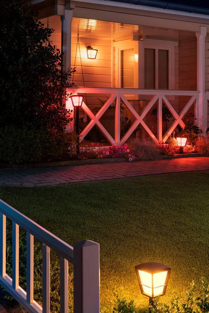 Philips Hue Econic muurlamp White and Color Zwart hangend product in gebruik