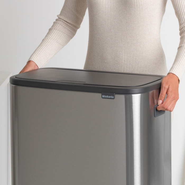 Brabantia Bo Touch Bin 2 x 30 Liter Rvs Fingerprint Proof + Vuilniszakken (120 stuks) product in gebruik