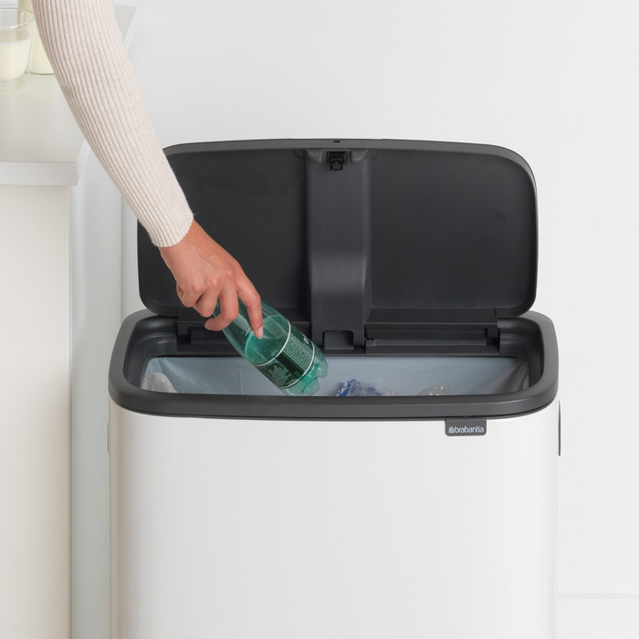Brabantia Bo Touch Bin 60 Liter White product in gebruik