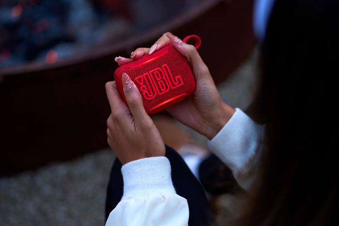 JBL Go 5 Rood product in gebruik