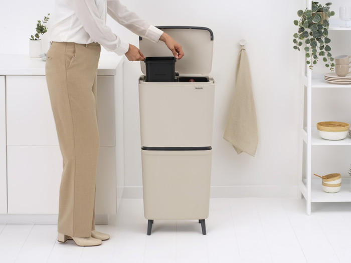 Brabantia SortUp Recycle Hi afvalemmer 25+10+10L Beige product in gebruik