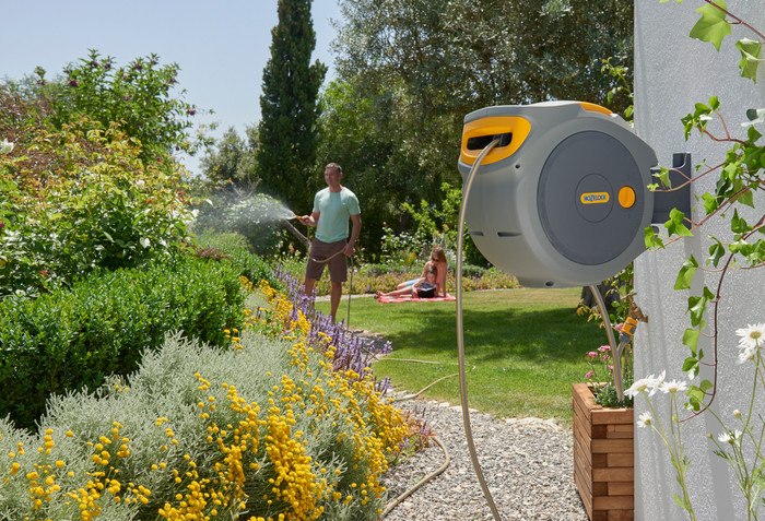 Hozelock Auto Reel 40m + Hozelock Multi Spray Ultramax product in use