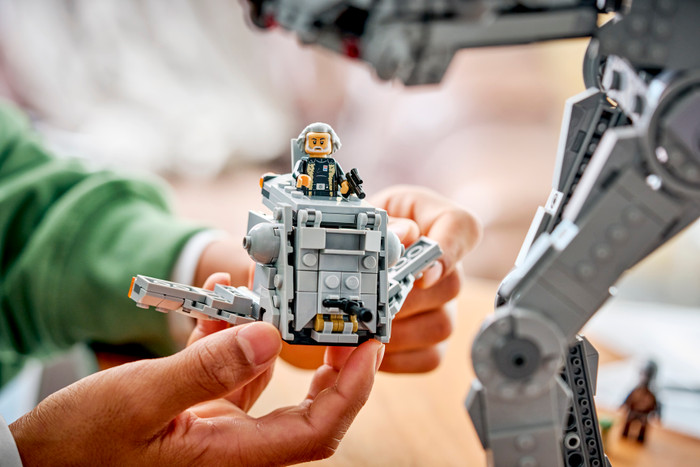 LEGO Star Wars Imperial Remnant AT-AT met INT-4 75454 product in gebruik