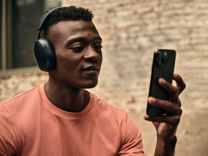Sonos Ace Zwart + BlueBuilt Power Delivery Oplader met Usb C product in gebruik