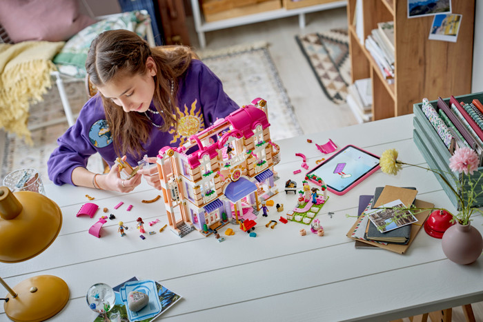 LEGO Friends Heartlake City Grand Hotel 42704 product in gebruik