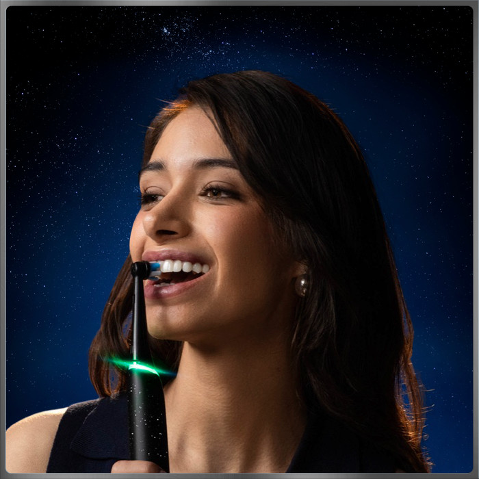 Oral-B iO 10 Black product in gebruik
