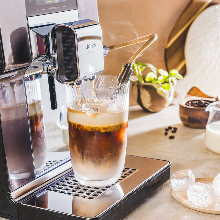 Krups Intuition Experience Hot & Cold EA879E product in gebruik