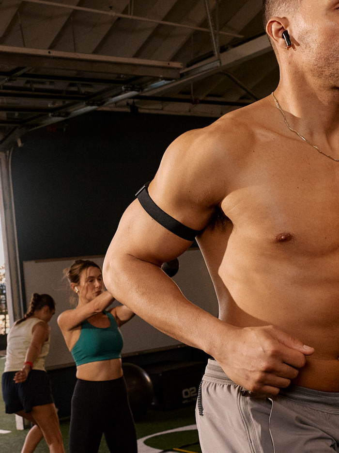 WHOOP MG/5.0 Bicep Band S/M Zwart product in gebruik